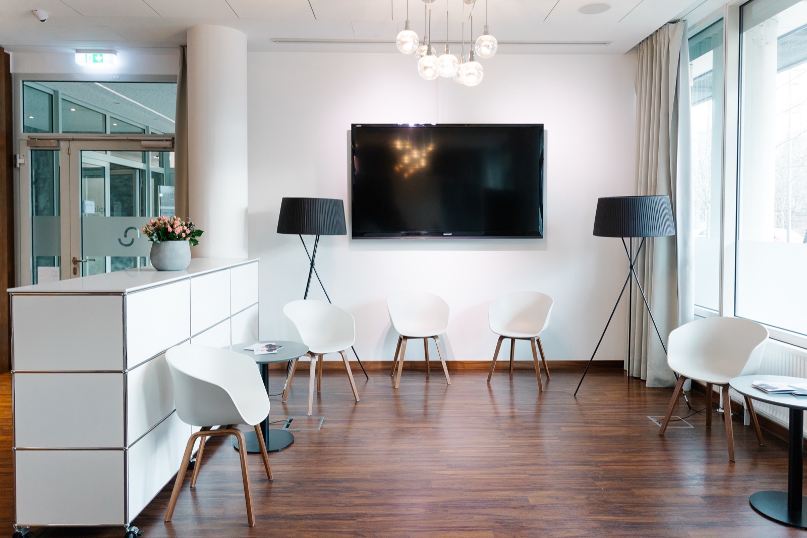 Wartebereich der implaneo Dental Clinic in München-Bogenhausen