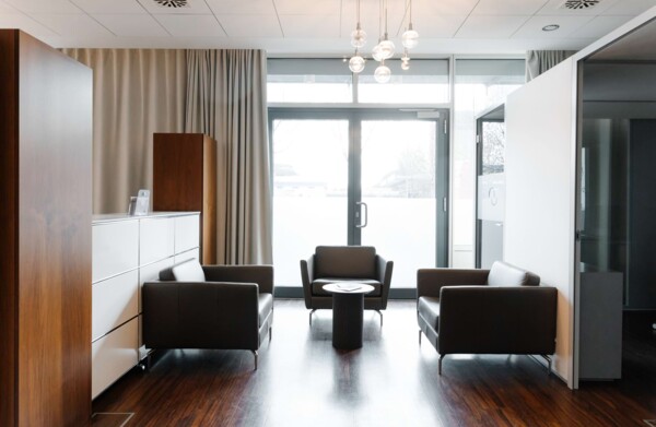 Wartebereich der implaneo Dental Clinic in München-Bogenhausen